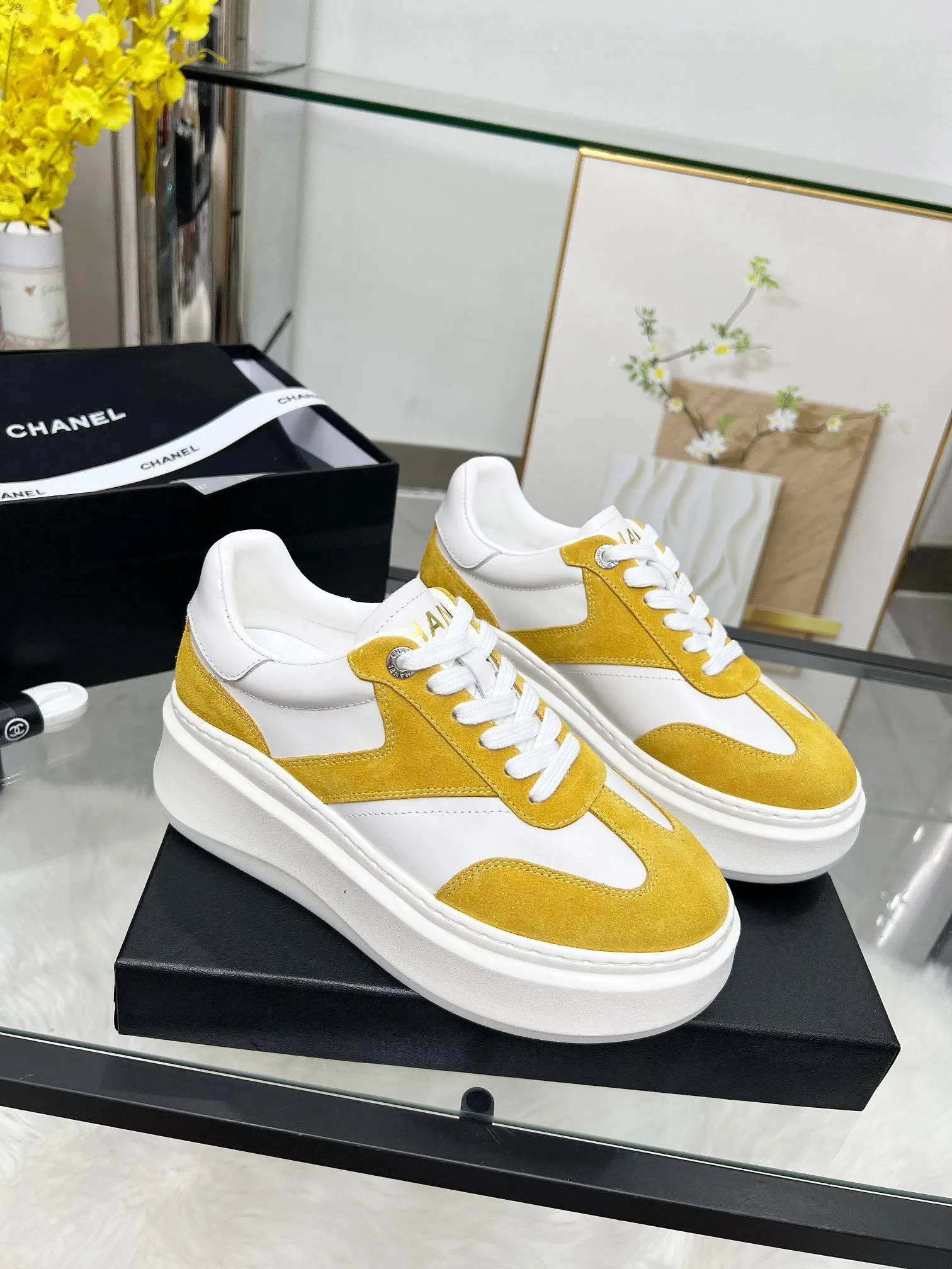 👟👟Ex-factory price 480👟👟 CHANEL 25C spring and summer new sports shoes official website is available at the same time ❤️ Counter out-of-stock kings. Major bloggers are recommending new styles on social days. This season’s new styles are simply eye-catching and look great on the feet. The casual casual sports style is refreshing and natural, interpreting Chanel’s fashionable femininity. The overall customization makes all sports models on the market at that time obsolete. This series is now available for sale! The upper is made of custom imported pebbled calf leather ➕ custom frosted calf leather. The lining is made of original one-to-one professionally customized mesh. Hardware accessories. Original full set of molds (not common in the market). Original custom molded TPU combination outsole. Height 4 cm. Women's size 35-39.